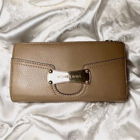 MICHAEL Michael Kors Handbags - MICHAEL Michael Kors Ludlow Beige Wallet